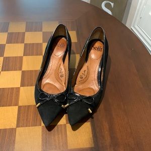 Suede low pointed toe pumps